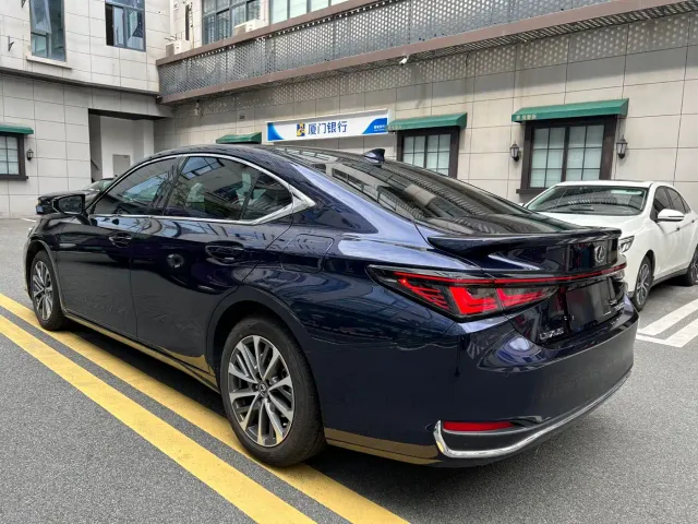 Lexus ES — Фото автомобиля 7