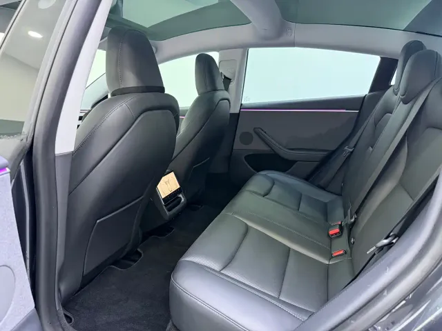 Tesla Model 3 — Фото автомобиля 11