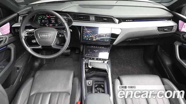 Audi e-tron — Фото автомобиля 7
