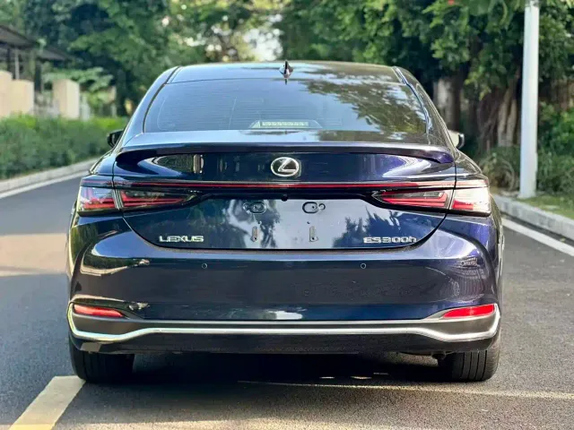 Lexus ES — Фото автомобиля 8