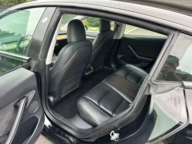 Tesla Model 3 — Фото автомобиля 8