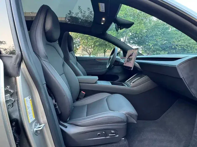Tesla Model Y L — Фото автомобиля 11