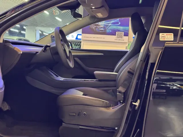 Tesla Model Y — Фото автомобиля 13