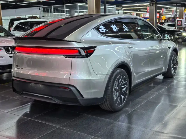 Tesla Model Y L — Фото автомобиля 3