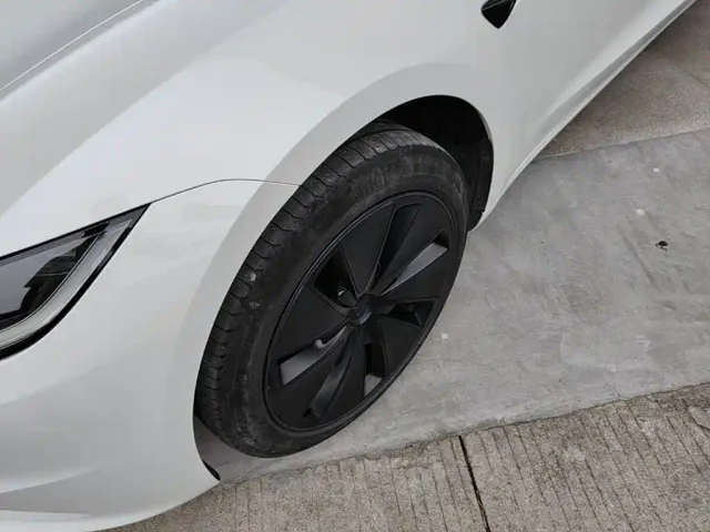 Tesla Model 3 — Фото автомобиля 22