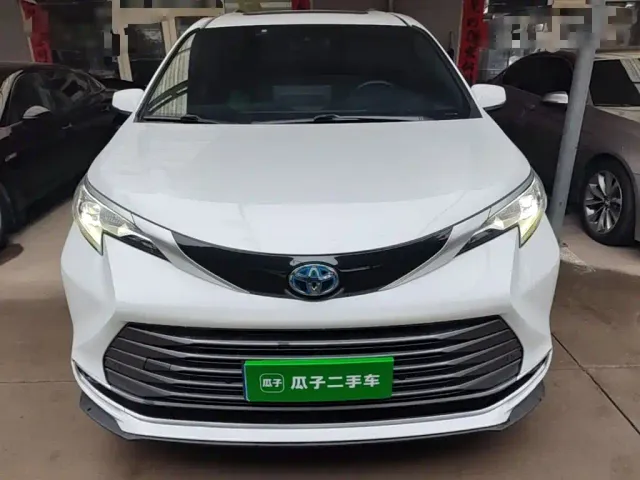 Toyota Sienna — Фото автомобиля 2