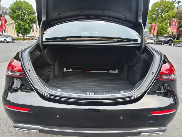 Mercedes-Benz E-Class — Фото автомобиля 20