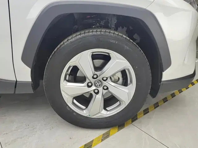 Toyota RAV4 — Фото автомобиля 6