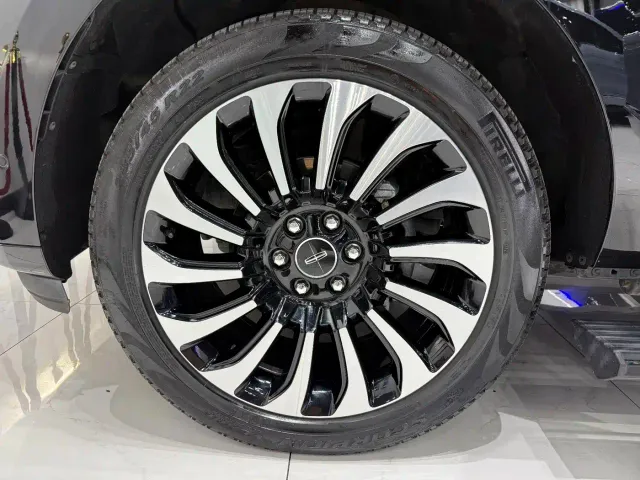 Lincoln Navigator — Фото автомобиля 14