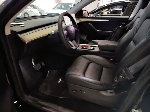 Tesla Model Y — Фото автомобиля 14