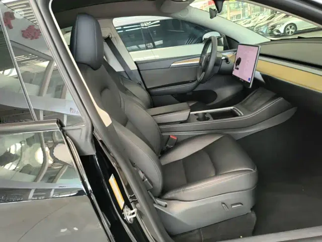 Tesla Model Y — Фото автомобиля 24