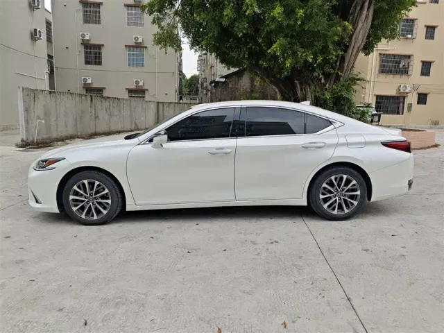 Lexus ES — Фото автомобиля 3