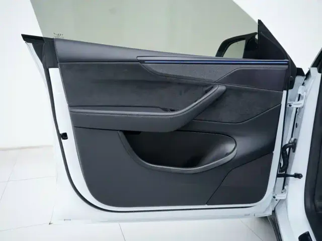Tesla Model Y — Фото автомобиля 14