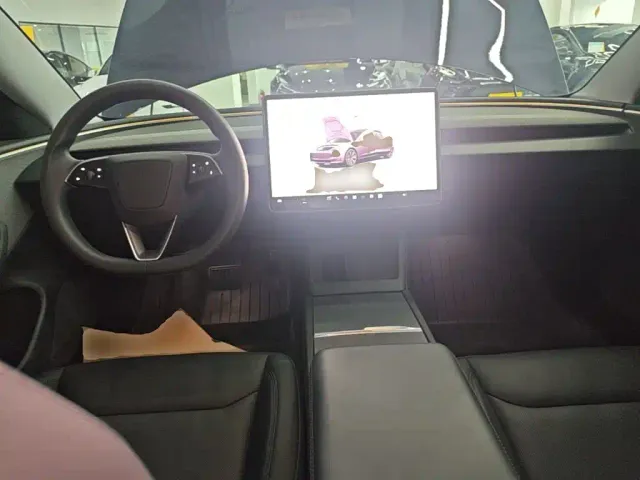 Tesla Model 3 — Фото автомобиля 9