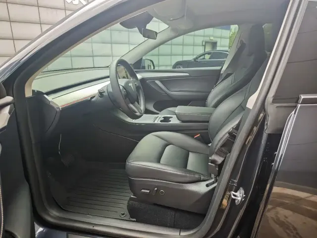Tesla Model Y — Фото автомобиля 8