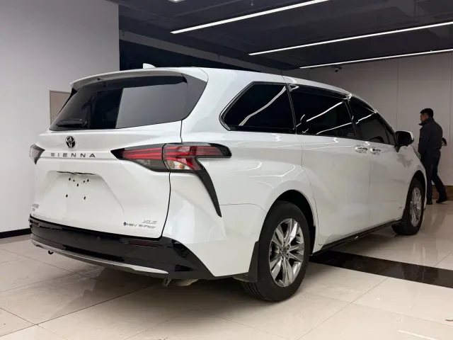 Toyota Sienna — Фото автомобиля 20