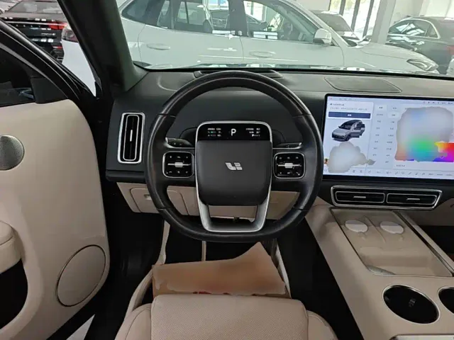 Li Auto L9 — Фото автомобиля 10