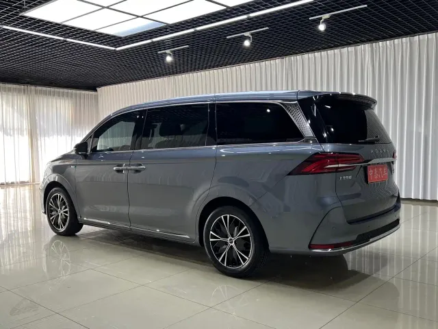 Roewe iMAX8 — Фото автомобиля 4