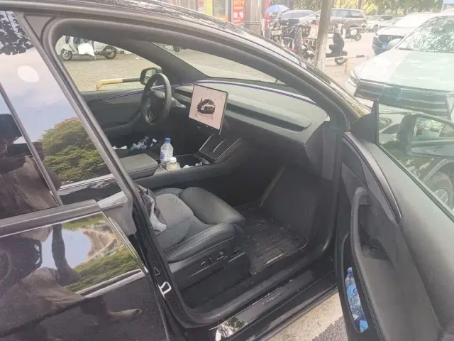 Tesla Model Y L — Фото автомобиля 19