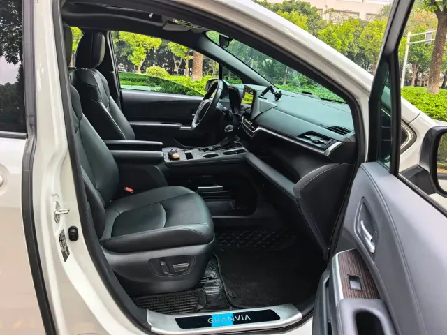 Toyota Granvia — Фото автомобиля 10