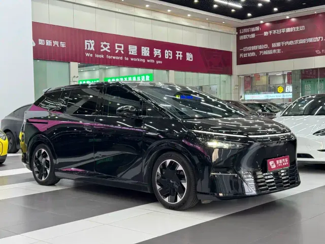 Xpeng X9 — Фото автомобиля 4