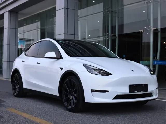 Tesla Model Y — Фото автомобиля 3
