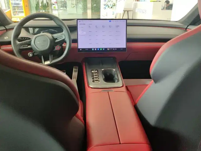 Xiaomi SU7 — Фото автомобиля 12
