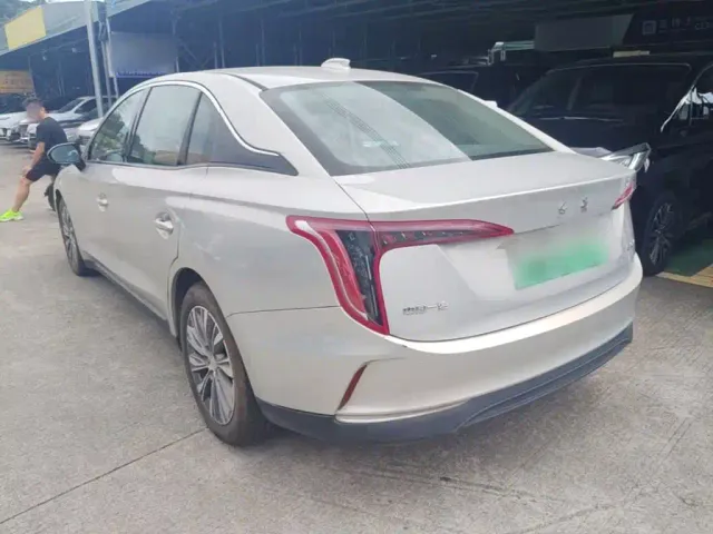 Hongqi E-QM5 — Фото автомобиля 4