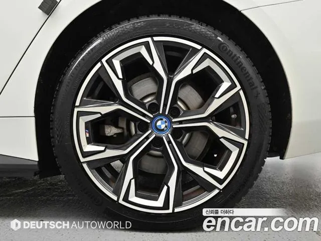 BMW i4 — Фото автомобиля 5