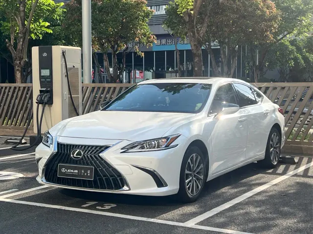 Фотография автомобиля — Lexus ES
