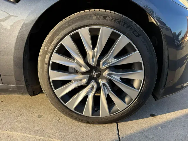 Tesla Model 3 — Фото автомобиля 17
