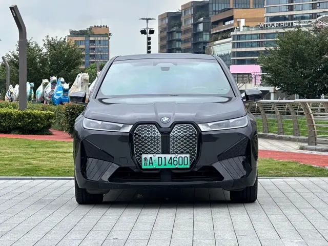 BMW iX — Фото автомобиля 2