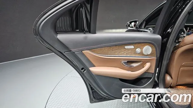 Mercedes-Benz E-Class — Фото автомобиля 21