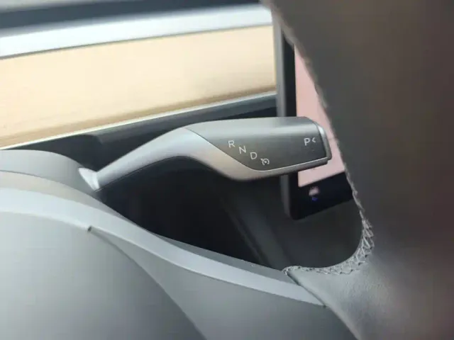 Tesla Model Y — Фото автомобиля 13
