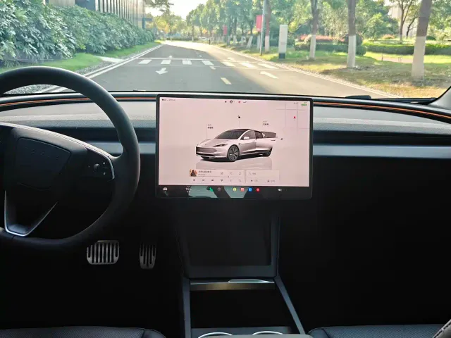 Tesla Model 3 — Фото автомобиля 4