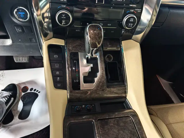 Toyota Vellfire — Фото автомобиля 11