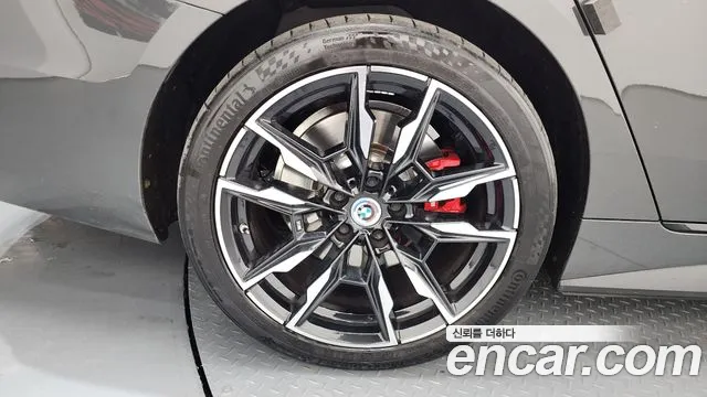 BMW i4 — Фото автомобиля 5
