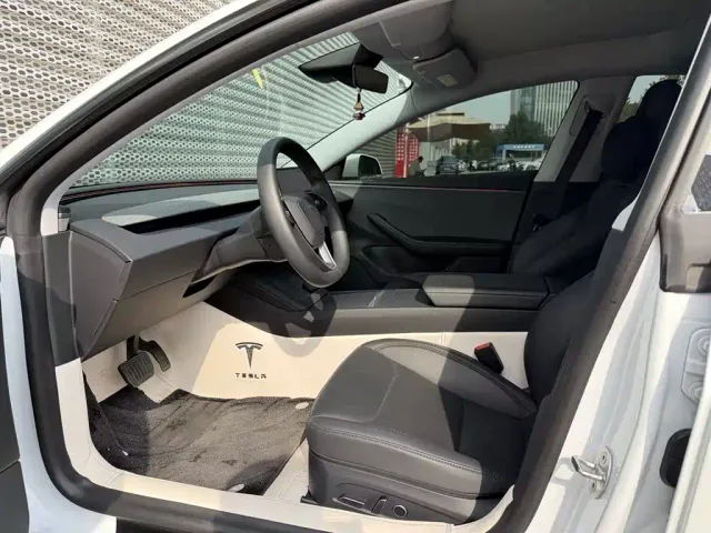 Tesla Model 3 — Фото автомобиля 18