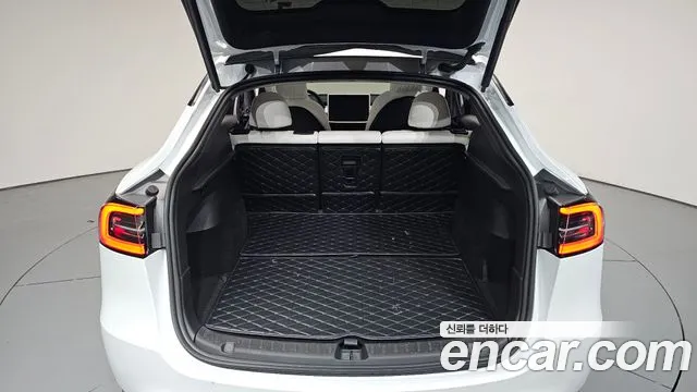 Tesla Model Y — Фото автомобиля 25
