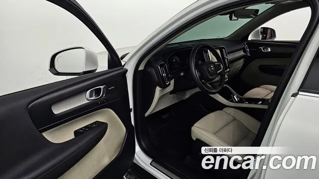 Volvo XC40 — Фото автомобиля 15