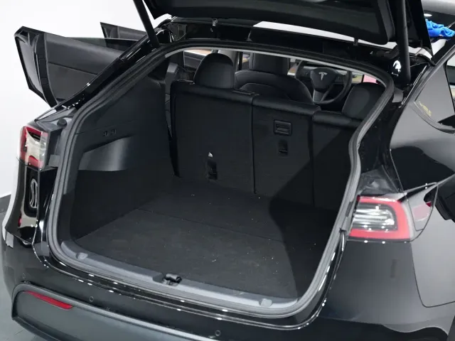 Tesla Model Y — Фото автомобиля 13