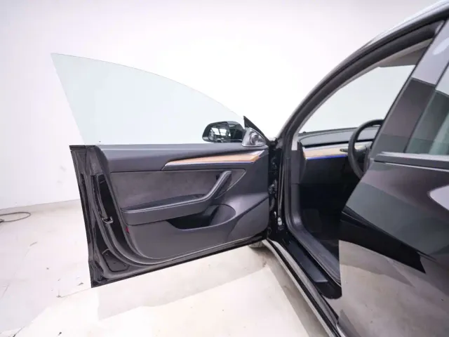 Tesla Model 3 — Фото автомобиля 11