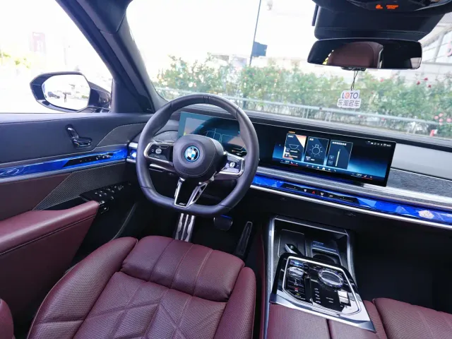 BMW i7 — Фото автомобиля 11