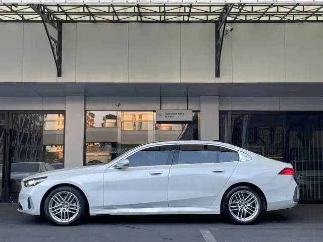 BMW BMW 5 Series 2024 525Li Luxury Package — Фото автомобиля 3