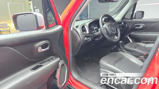 Jeep Renegade — Фото автомобиля 15