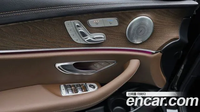 Mercedes-Benz E-Class — Фото автомобиля 25