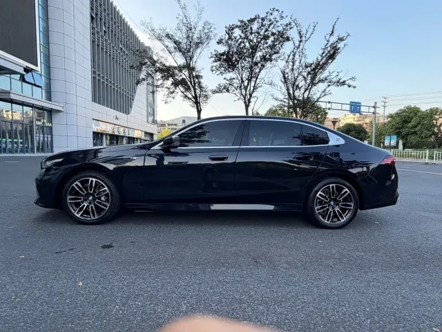 BMW 5 Series — Фото автомобиля 16