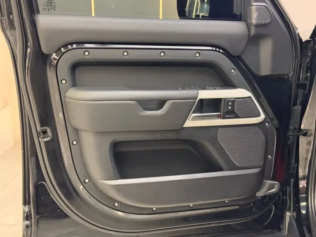 Land Rover Defender — Фото автомобиля 18