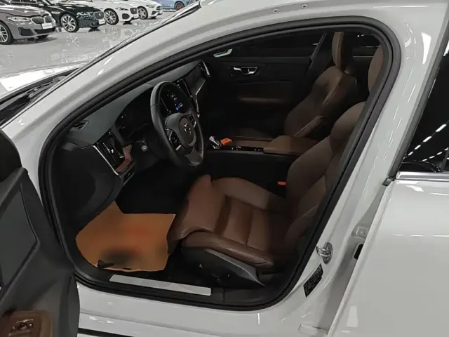 Volvo S60 — Фото автомобиля 15