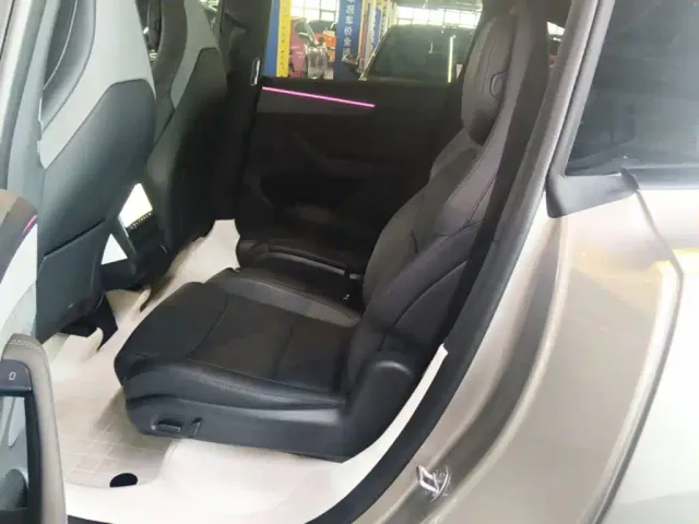 Tesla Model Y L — Фото автомобиля 16